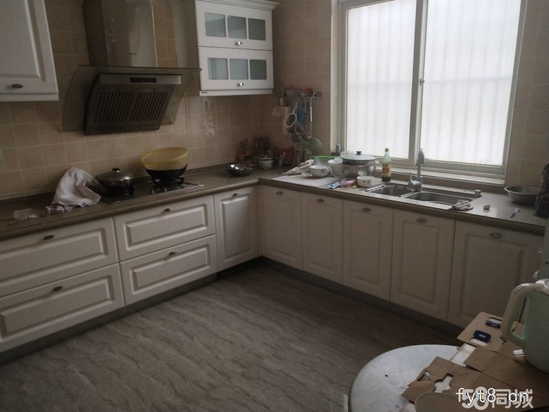 冷寨别墅,上下三层,一楼有院,三楼有平台