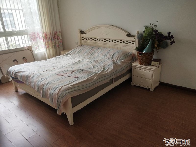 冷寨别墅,上下三层,一楼有院,三楼有平台